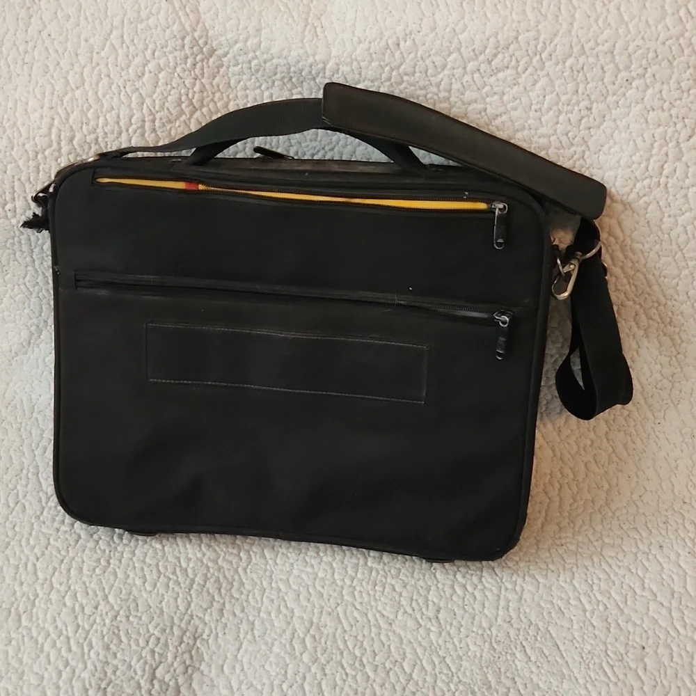 Case Logic Travel Crossbody Multiple Compartment Office Computer Briefcase